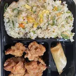 五目炒飯と唐揚げ弁当（龍園）