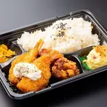 開きエビフライから弁当(ポテカラ屋)