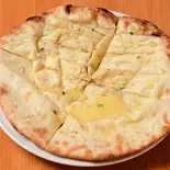 ガーリックチーズナン Garlic Cheese Naan（ニューナマステインディアンレストラン）