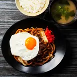 武蔵流 牛旨味カルビのソース焼きそば(麺並)【目玉焼き付】定食(ご飯普通+みそ汁)≪3397≫（鉄板焼きそば 武蔵 京橋店）