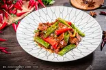 青唐辛子と牛ヒレ炒め・ 农家辣椒炒牛肉(小尾羊 薬膳しゃぶしゃぶ 巣鴨店)