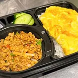 ガパオ牛ひき肉+ご飯+タイ風卵焼き กะเพราเนื้อ+ข้าวสวย+ไข่เจียว(PINTO)