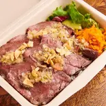 【弁当人気No.1】ローストビーフ丼(レモンサルサソース)（～フランスで人気の塊肉ステーキの名店～ 肉ビストロ サクレフルール日本橋）