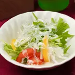 ご飯のお供にミニサラダ（ひよこのふわとろオムライス (Dining Bar Milk Tea)）