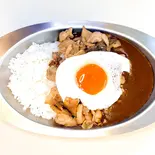 人気No.1！お肉マシマシ(150g)スタミナカレー目玉焼きのっけ（【800円カレー！大盛り無料！】腹ぺこ食堂）