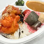 ハンガリー風 グャーシュビーフカレー ヤンニョムチキン2個(【お弁当・丼ものが人気】KITACOS CAFE&GARDEN)