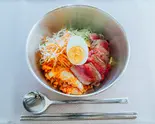 ローストビーフのせビビン麺 Beef Steak Bibim Noodles（東京冷麺スタンド 立川店）