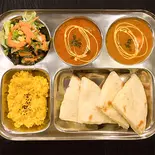 人気NO.3チーズナンセット(2種カレー)(cheeze nan set wcurry)（Royal Curry House）