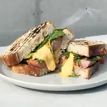 無添加ソーセージとチーズのサンドウィッチプレート Organic sausage sandwich plate（bego オープンサンド＆カフェ ヴィーガン対応）