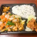 鶏肉と玉ねぎ炒め弁当(味四川 四川ダイニング)