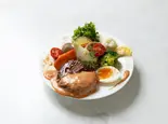 合挽きハンバーグと温玉のコブサラダライスBOX（Maison Noir SASAOKA）