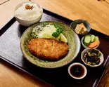 カラッと揚げた厚切りロースかつと具だくさんの豚汁弁当（パーラー躙口）