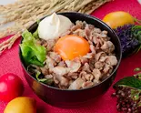 人気No.2【たまご付】豚のすたみな丼(約150g)（豚とほうれん草のポパイ丼 大阪肉物語）