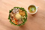 【美肌効果】クリーミークランチサラダボウル＆ヘルシー野菜スープセット（チョップドサラダ専門店 フィットグリーン 新宿 Chopped Salad FitGreen Shinjuku）