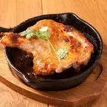 骨付きモモ肉スパイスカレー(湯島大衆バル 鶏ットリア ~torittoria~(トリットリア))