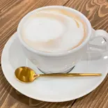 ホットカフェラテ（CAFE ROOTS）