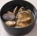 具だくさんアサリ汁（立喰い寿司＆BAR鮨處八千代 四ツ谷店）