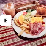 Eセット(アイスコーヒー、トースト、ベーコン、スクランブルエッグ)（SAD CAFE）