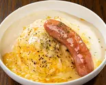 炙りチーズクリームオムライス＆粗挽きソーセージ（とろとろオムライスのオムタマ亭）