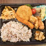 早乙女の日替わりミックスフライ弁当お茶つき（おばんざいや早乙女 銀座本店）