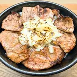 チーズ厚切り豚肩ロース丼（豚めし家 なんばパークス前店）