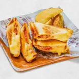 たっぷりコンビーフのマヨチーズ(ポテト付)（Butler）