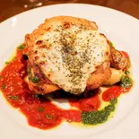 鶏もも肉(350g)とモッツァレラチーズのオーブン焼き "ピッツァイオーラ"（トラットリア コロッセオ 中目黒）