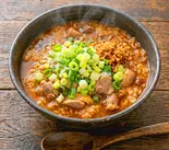 辛く濃厚！たっぷり肉粥(ねぎ・白菜入) 青ねぎ・フライドオニオン付（風邪・胃腸炎の回復に お粥小屋 健康お粥専門店）