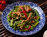 豚肉千切りとニンニクの芽炒め（天津家庭料理 一味一厨）
