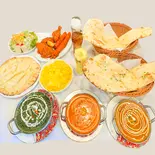 豪華家族セット・たっぷりタンドリー＆チーズナン、ナン、ガリックナン＆3つのジャンボ盛りカレー/ Spcial Famaily Set（シバサクティー 西船橋店）