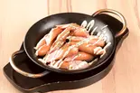 鉄板ソーセージ（"生パスタ専門店"東京チキンボーイ新宿十二社通り店 (ワイガヤ新宿十二社通り店)）