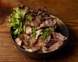 豚ロース＆赤身ロース丼（厚切り牛タン食べ放題朧まつ塚本店）