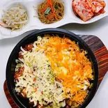 チーズプルダック丼(激辛)(韓国惣菜3品付,ご飯大盛り無料)（韓国家庭料理ジャンモ 聖蹟桜ヶ丘店）