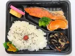 焼き魚弁当 鮭(サケ)(手作りお弁当・お惣菜 やじきた)