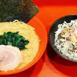 ラーメン + 赤家ライス(横浜家系ラーメン赤家 京成八幡駅前店)