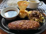 Mサイズ小ライス付き 100%Beef手ごねハンバーグステーキ200g自家製ハンバーグ用お醬油 焼きポテトサラダ当店名物～鉄板牛肉パスタMsize+Srice（グリルハンター新橋店）