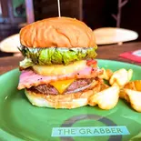 パイナップルベーコンチーズバーガー【ポテト付きのセット】(THE GRABBER hamburger pub)