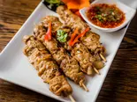 23 ムーピン(イサーン風豚肉の串焼き4本)（タイ料理 ウライワン）