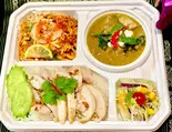 SP A セット グリーンカレーとパッタイとカオマンガイ(タイ国料理 SiAM有楽町)