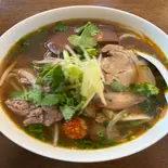 bún bò huế ピリ辛ブンボーフェ（ベトナム料理カキフォートルクアン）