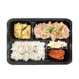 サムギョプサル弁当(おかずは日によって変わります)（韓マンナ×KAMACHICKEN）