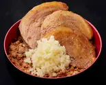 【ニンニク増し】チャーシュー丼 (チャーシュー3枚,そぼろ50g,ご飯200g, ニンニク10g)（キングチャーシュー丼 本店）