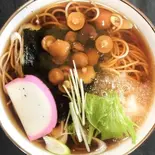 温かいなめこそば/うどん(歌舞伎町の台所 かど平 × ホルモン焼 幸永)