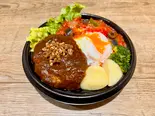 デミグラスハンバーグ・ラタトゥイユ温玉丼（OYSTER STAND）