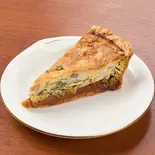 自家製ベーコンと季節野菜のキッシュ（寺田屋）