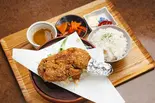 10種スパイスの巨大フライドチキン定食(1本)（早稲田モンスターズ キッチン）