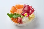 カップ(直径15センチ)まぐろサーモン丼（立喰い寿司＆BAR鮨處八千代 四ツ谷店）