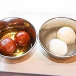 『お得』グラブジャムン2個ラシュグッラ2個 Rasgulla・Gulab Jamun2PcS（『新規オープン！！』葛飾区大人気インドカレー店）