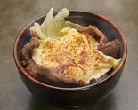 ハラミ＆中落ちカルビ丼200g onチーズ（[こだわりの炭火炙り]ハラミ＆カルビ丼 一牛）