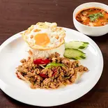 ガパオライス+ミニトムヤムクンセット（ソイアーリータイ料理両国店）